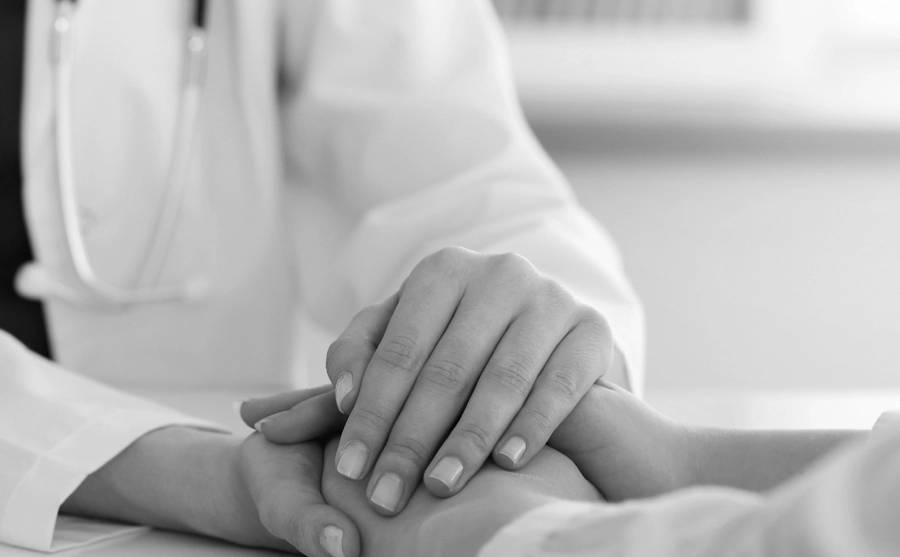 profesional salud confortando a usuario